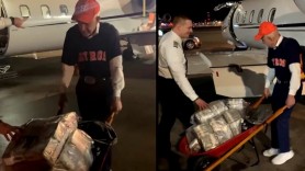 Imagini VIRALE cu un bărbat care și-a cărat spre avion, cu roaba, milioanele de dolari câștigate la un pariu sportiv